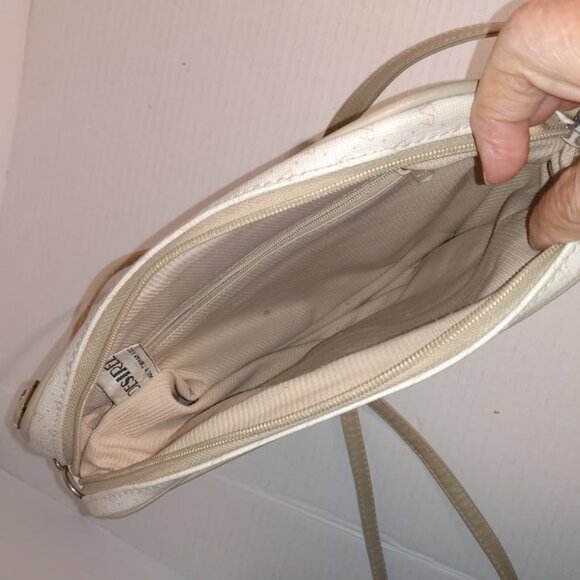 Desiree: Tan cross body bag spacious inner compartment and zipper closure. - Picture 3 of 6